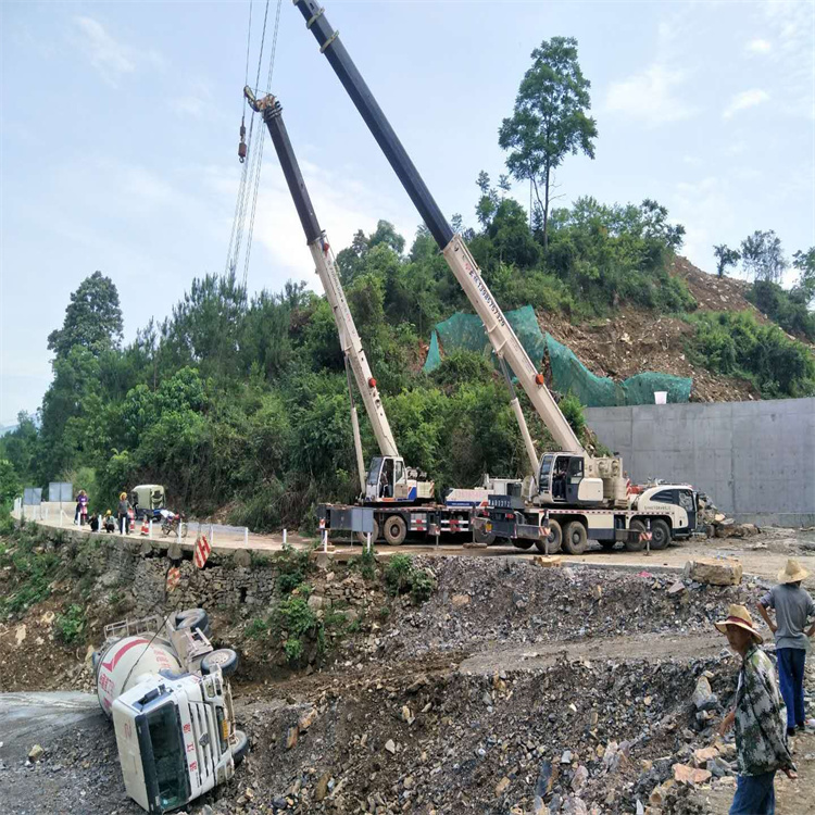 福泉汽车掉沟里叫吊车救援要多少钱